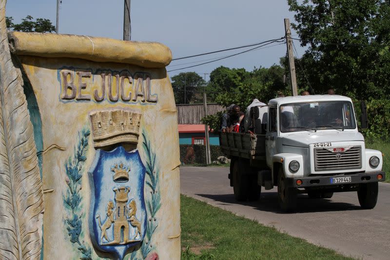 FOTO DE ARCHIVO: Un camión pasa junto a una señal a la entrada de Bejucal
