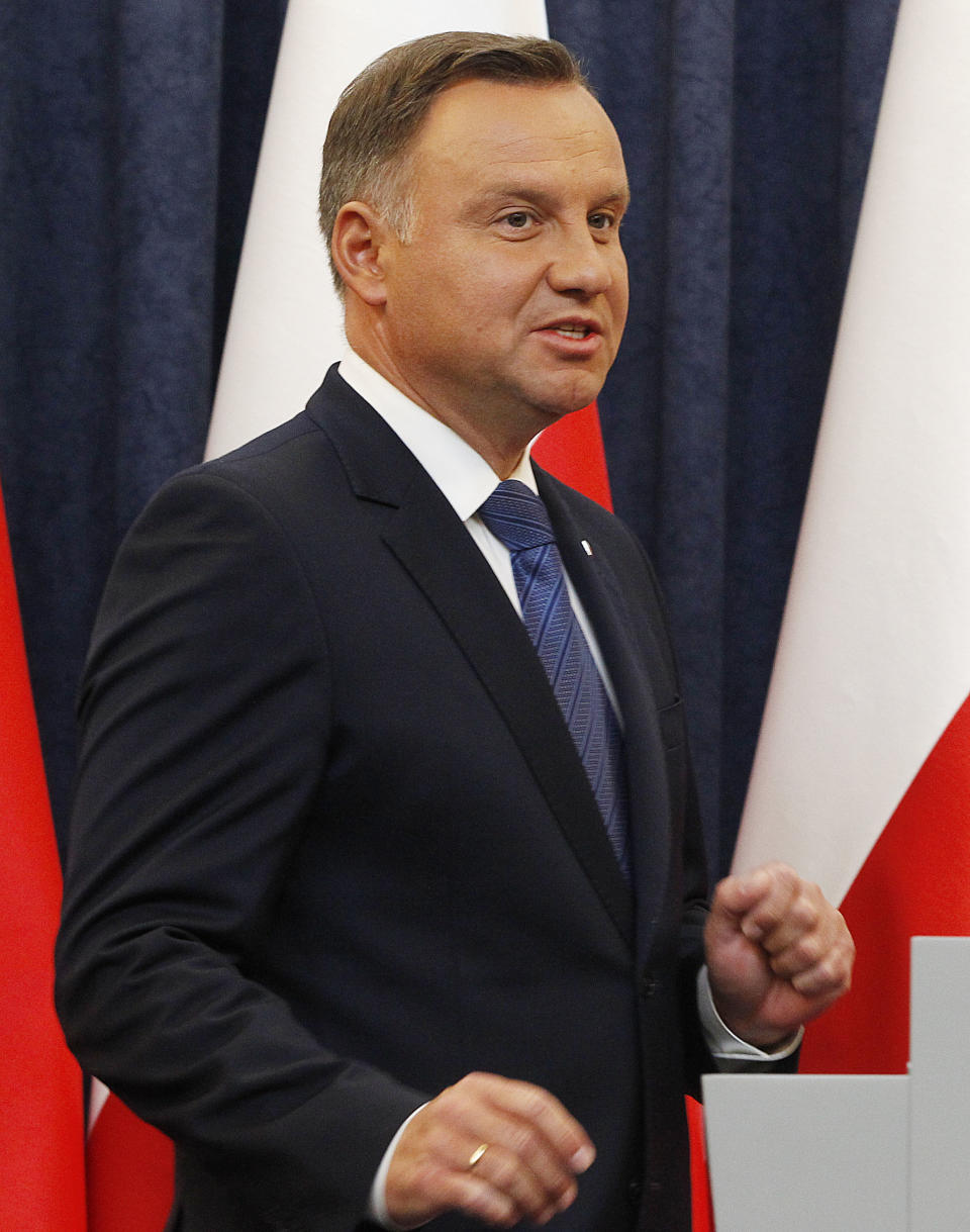 Polish President Andrzej Duda announces that he is vetoing a law on elections to the European Union Parliament that would have benefited large political parties and made it harder for small parties to reach a threshold to get seats, in Warsaw, Poland, Thursday, Aug. 16, 2018. (AP Photo/Czarek Sokolowski)