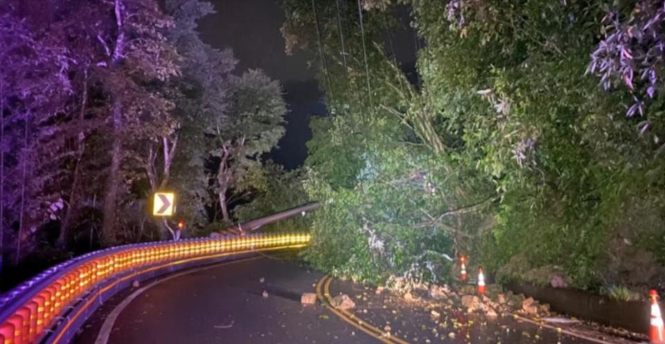 北宜公路發生落石及路樹倒塌的意外。（圖／東森新聞）