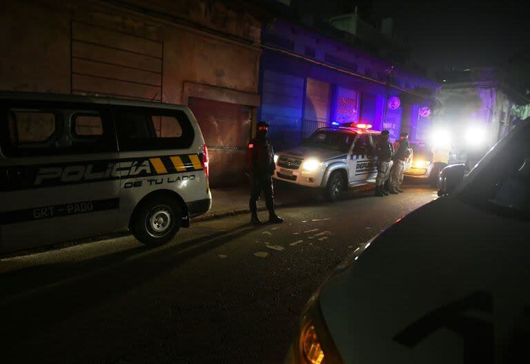 Operativo policial en la noche en Montevideo (Fernando Ponzetto/archivo El País)