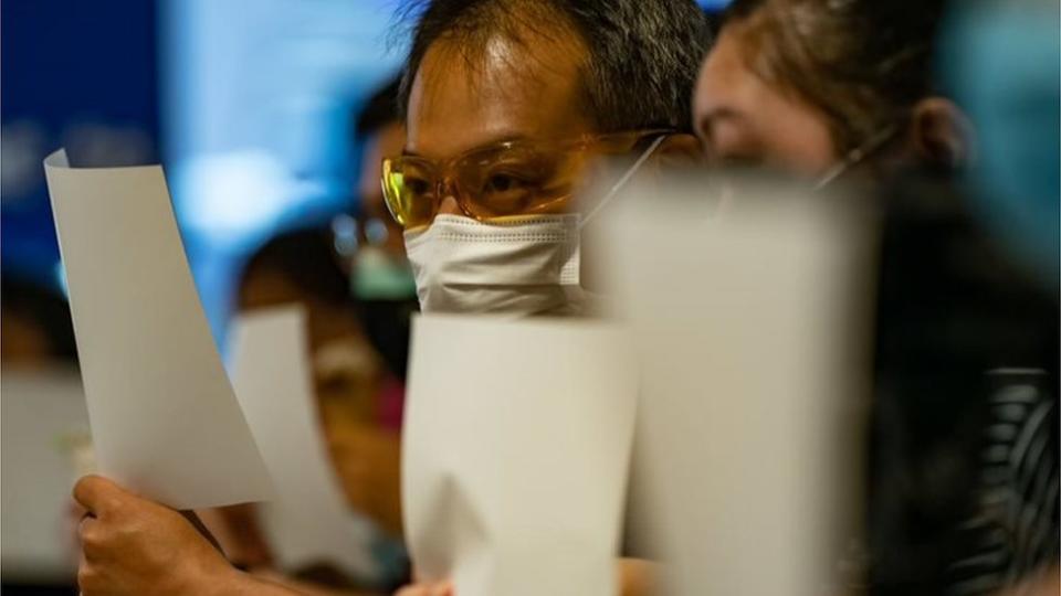 Manifestantes a favor de la democracia en Hong Kong con carteles en blanco en 2020