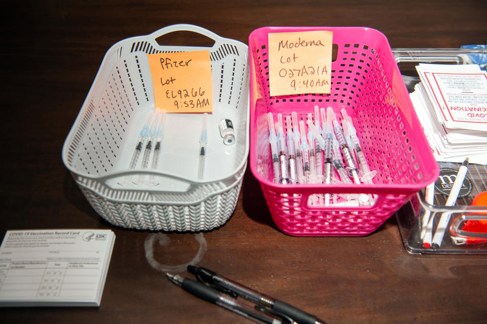 Dosis de Pfizer-BioNTech y Moderna listas para los pacientes en la farmacia Cornerstone de Little Rock, Arkansas, en marzo. (Rory Doyle para The New York Times) 
