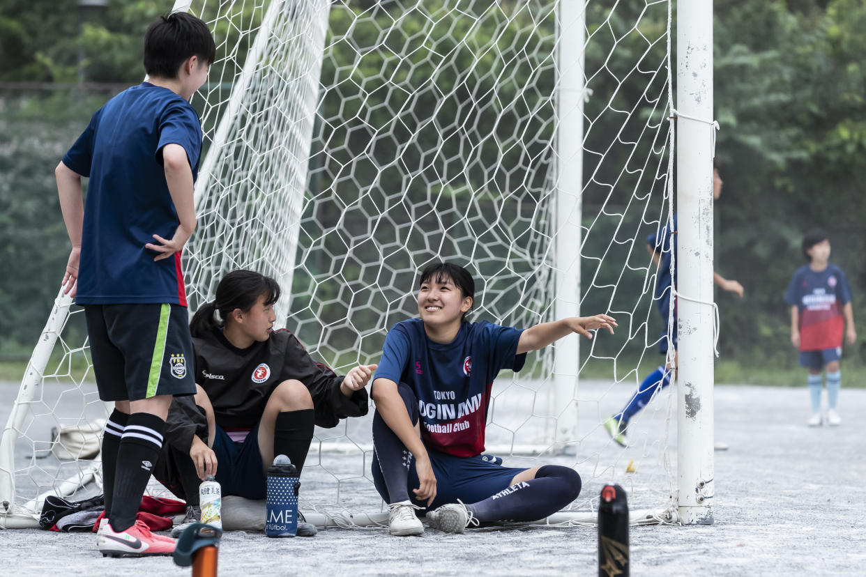 Koko Tsujii, a la derecha, conversa con otras integrantes del equipo femenino del club de fútbol de Suginami durante una práctica en Tokio, el 15 de junio de 2021. (Shiho Fukada/The New York Times).