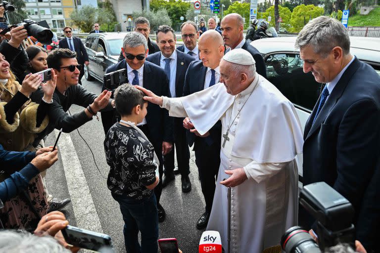 El papa Francisco fue dado de alta