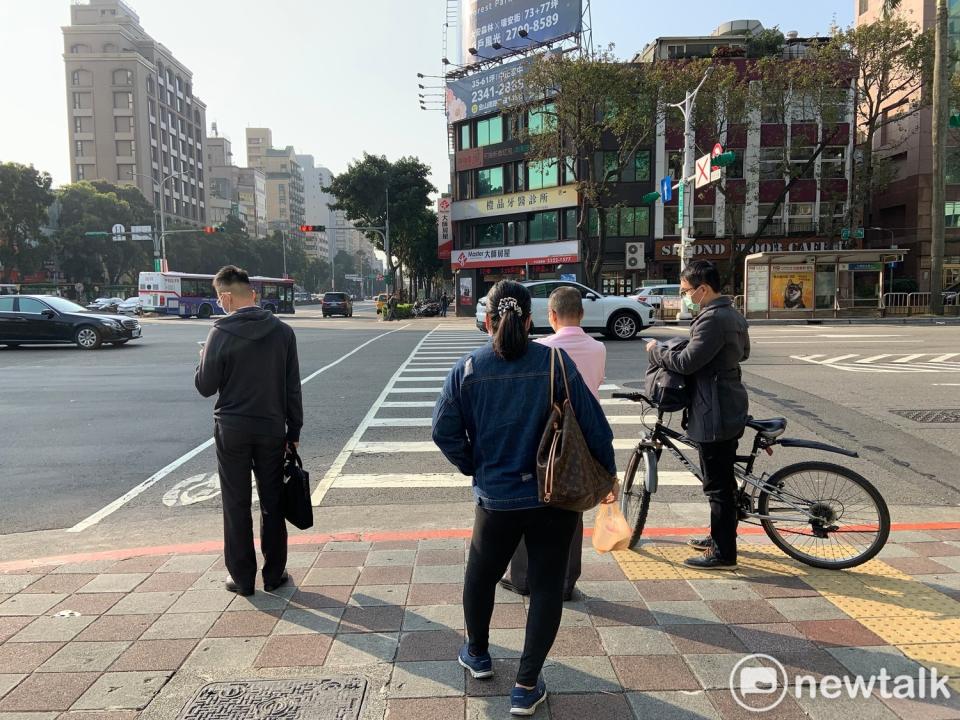 氣象局表示，今晚至明日鋒面靠近，北部及東北部可能出現短暫降雨，其他地區則為多雲到晴的天慶。   圖：張家寧／攝