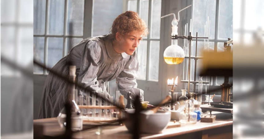 羅莎蒙派克在片中飾演居禮夫人，展現她在科學界上的成就。（圖／CATCHPLAY提供）