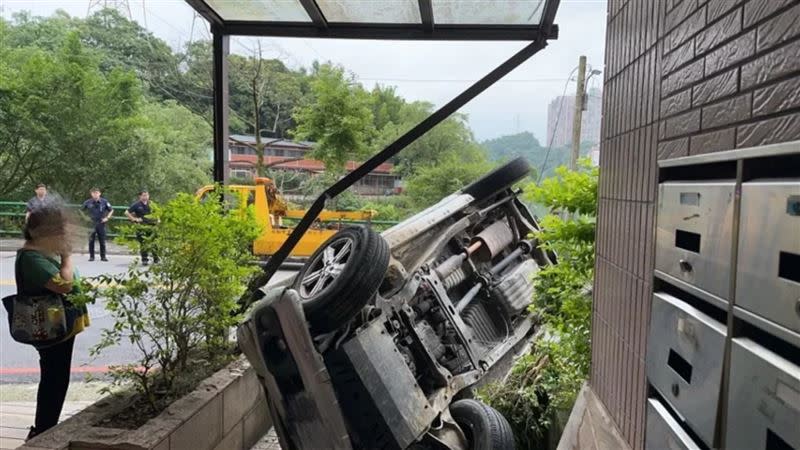 肇事車輛撞進民宅花圃翻覆。（圖／翻攝畫面）