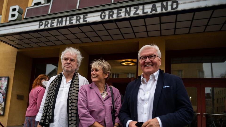 Bundespräsident Frank-Walter Steinmeier (r) steht mit dem Regisseur Andreas Voigt und der Produzentin Barbara Etz vor dem Kino.