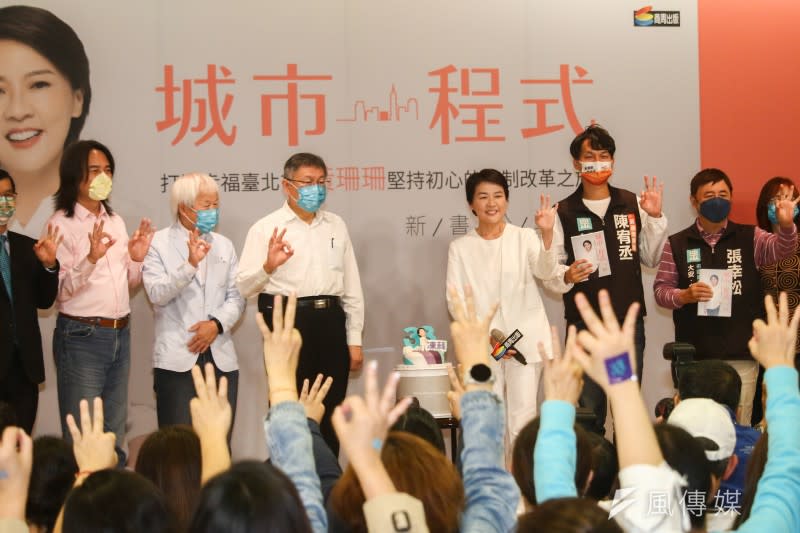20221015-台灣民眾黨主席柯文哲（左三）出席台北市長參選人黃珊珊（右三）新書分享會，左一為競總策略長翟本喬，左二為城邦媒體集團何飛鵬。（蔡親傑攝）