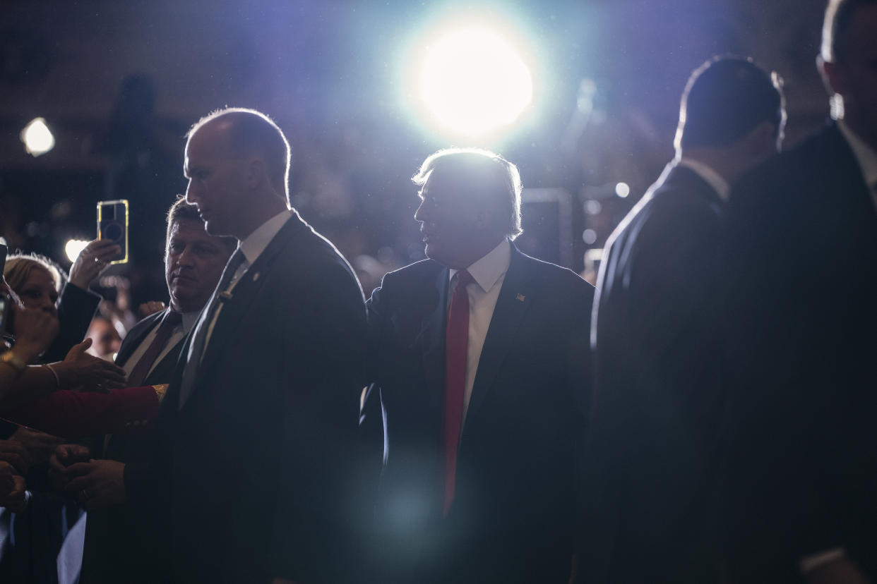 El expresidente Donald J. Trump saluda a sus simpatizantes en Mar-a-Lago después de su audiencia en Nueva York ese mismo día más temprano, en Palm Beach, Florida, el martes 4 de abril de 2023. (Todd Heisler/The New York Times).