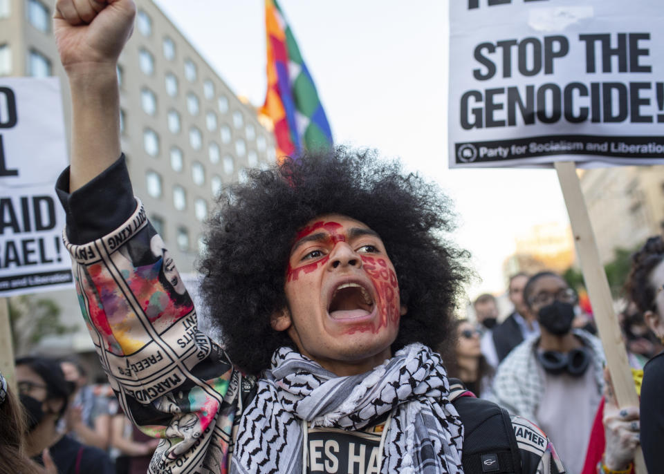 Un manifestante grita consignas mientras se une a una manifestación en el día Internacional de los Trabajadores. Estudiantes y trabajadores se reúnen en el Parque Franklin en Washington DC en el Día Internacional de los Trabajadores mientras piden un alto el fuego en Gaza y luego marchan para unirse a la protesta en el campamento de estudiantes en la Universidad George Washington. (Foto de Probal Rashid/LightRocket vía Getty Images)