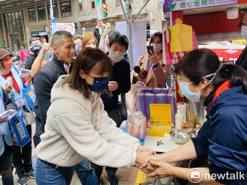 民進黨立委候選人吳怡農首度攜妻子顏采薇現身掃街。   圖：周煊惠 / 攝