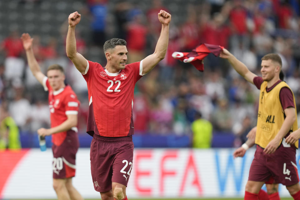 El suizo Fabian Schar y sus compañeros celebran el triunfo en octavos de final ante Italia en la Eurocopa el sábado 29 de junio del 2024 en Berlín. (AP Foto/Matthias Schrader)