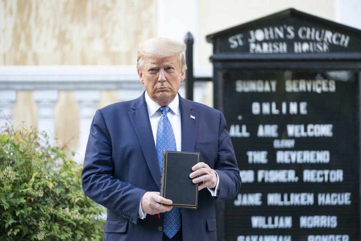 <span class="caption">El presidente de los Estados Unidos, Donald J. Trump, muestra una Biblia ante la Iglesia Episcopal de San Juan, conocida como la iglesia de los presidentes, dañada por el fuego la víspera, durante las manifestaciones en la cercana Plaza LaFayette (1 de junio de 2020). </span> <span class="attribution"><a class="link " href="https://www.flickr.com/photos/whitehouse/49963649263/" rel="nofollow noopener" target="_blank" data-ylk="slk:Flikr / The White House / Shealah Craighead;elm:context_link;itc:0;sec:content-canvas">Flikr / The White House / Shealah Craighead</a></span>