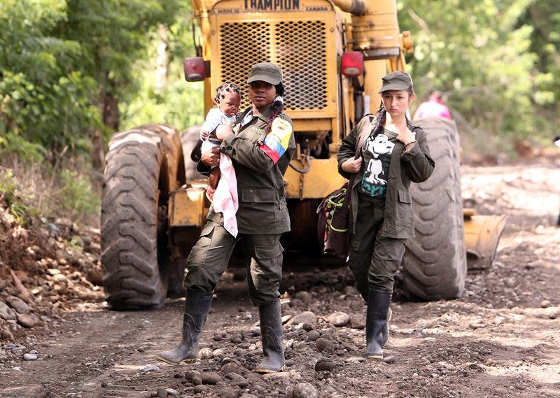 FOTOS: mujeres de las FARC cambian sus fusiles por bebés