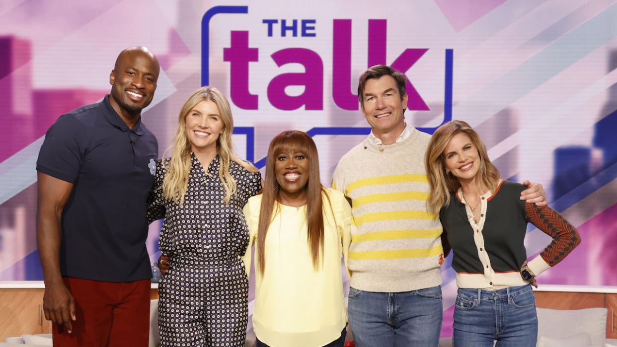  Akbar Gbajabiamila, Amanda Kloots, Sheryl Underwood, Jerry O’Connell and Natalie Morales on The Talk. 