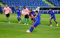 Jaime Mata anota de penal el gol del triunfo del Getafe sobre el FC Barcelona, en el partido por la Liga española de fútbol, en el Coliseum Alfonso Pérez, en Getafe, España