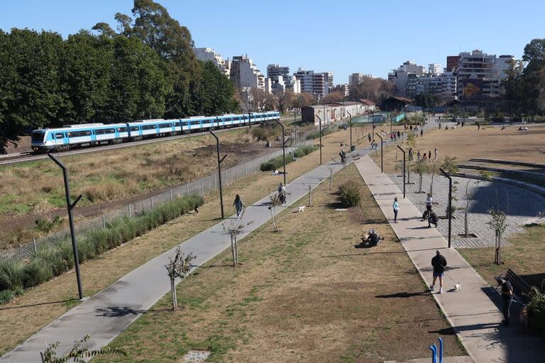 Quedó habilitada la nueva plaza del barrio porteño de Colegiales, aledaña al ferrocarril Mitre