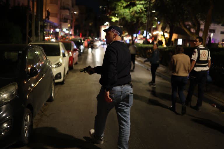 Inspecciones de la policía en el lugar del tiroteo en Tel Aviv. (Ilia Yefimovich/dpa)