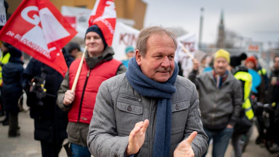 Verhandlungsführer Frank Bsirske, Vorsitzender der Gewerkschaft ver.di, nimmt an der Auftaktdemonstration teil. Foto: Kay Nietfeld