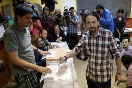 Podemos (We Can) leader Pablo Iglesias poses before casting his vote at a polling station during regional and municipal elections in Madrid, Spain, May 24, 2015. REUTERS/Andrea Comas