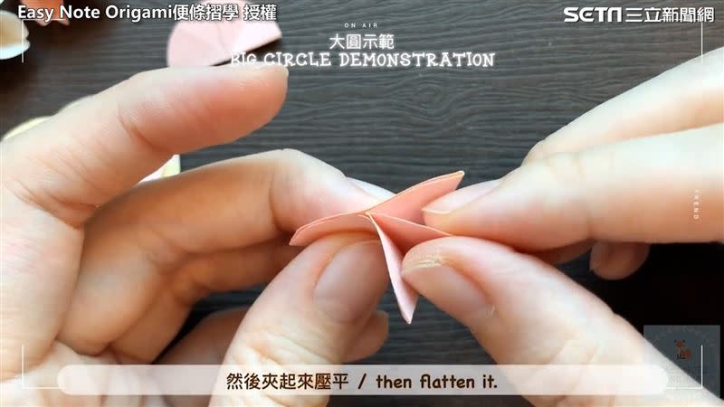 「便條摺學」在頻道中教學超夢幻的紙櫻花。（圖／Easy Note Origami便條摺學　授權）