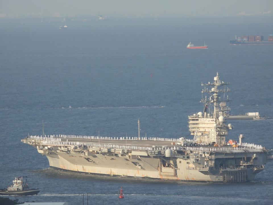 美國尼米茲級核動力航空母艦(Nimitz Class Aircraft Carrier)「雷根號(CVN-76)」12日駛離母港橫須賀基地(United States Fleet Activities Yokosuka)。   圖：翻攝MICHIYA MURATA推特