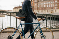 Paris n'est pas encore Amsterdam mais le vélo est bien la star attendue de ce déconfinement. Les Français sont nombreux à plébisciter ce moyen de transport pour se rendre au travail lorsque c'est possible. Les longues balades familiales en vélo ont aussi la cote. Les ventes ont augmenté de 56% en juin et 33% en juillet. Les nombreuses initiatives locales déployées pour inciter sa pratique porte ses fruits. 