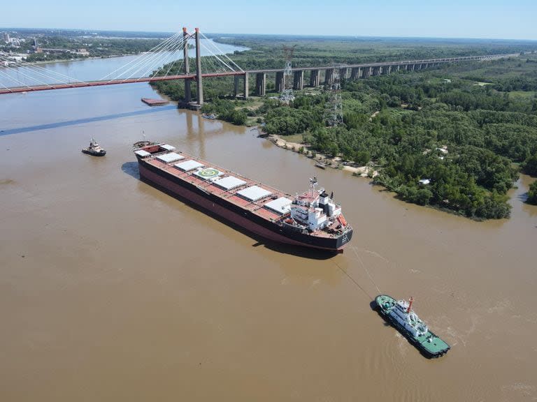 El barco y los dos remolcadores