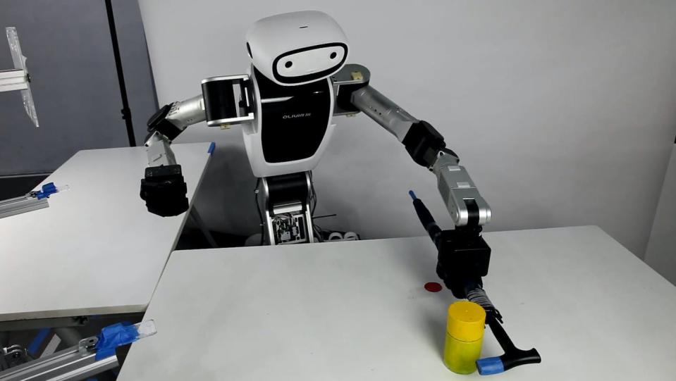 Un robot utilise un outil qu’il ne connaissait pas, par analogie avec sa main. Ganesh Gowrishankar, Fourni par l'auteur