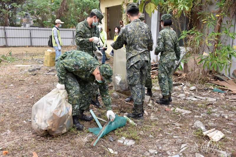 每周三是高雄市「防登革熱日」，市長韓國瑜1率隊前往鳳山區誠信里一處老舊空屋群視察環境，圖為軍方派員前往清理一景。（圖/徐炳文攝）