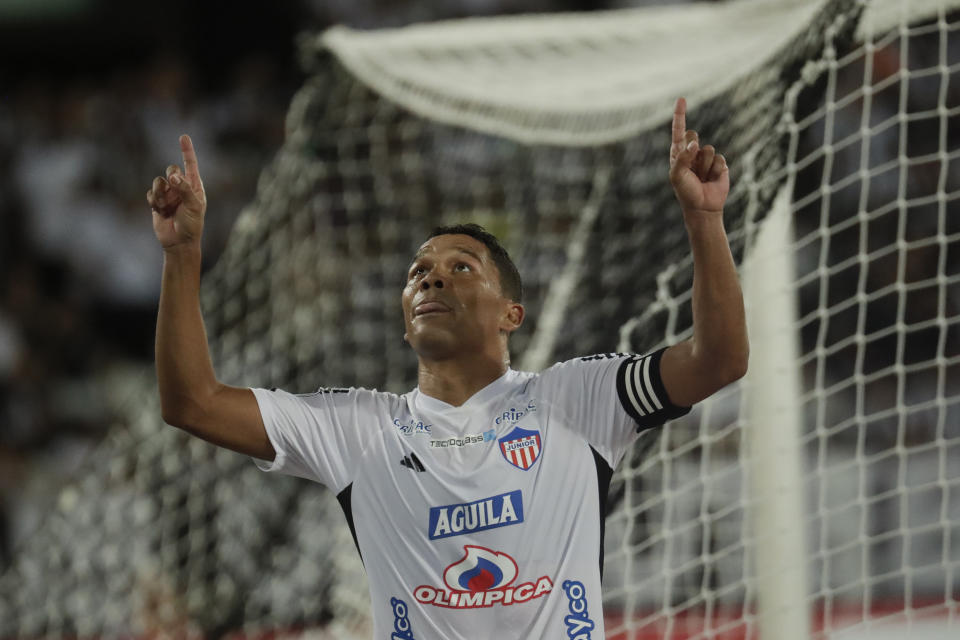 Carlos Bacca, del Atlético Junior de Colombia, festeja luego de marcar el tercer tanto de su equipo ante Botafogo de Brasil, en un partido de la Copa LIbertadores disputado en Río de Janeiro, el miércoles 3 de abril de 2024 (AP Foto/Bruna Prado)