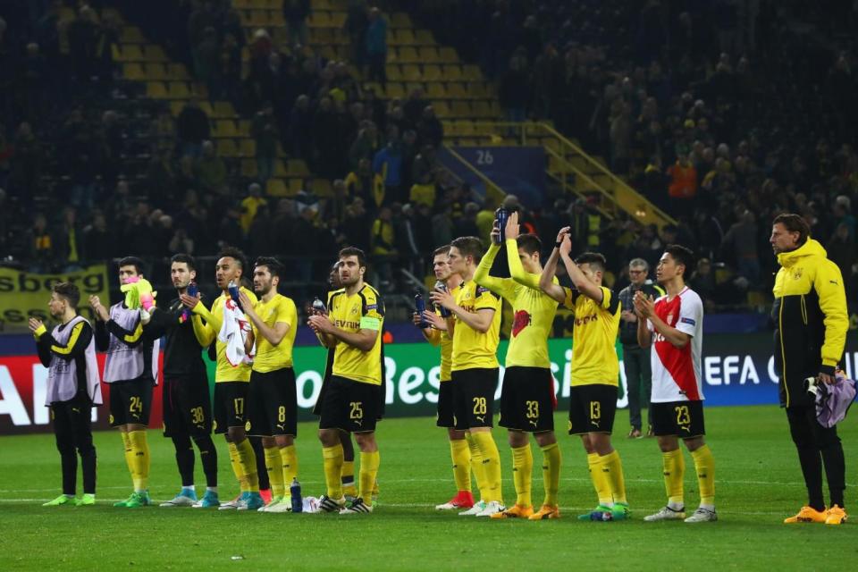 Applause | The Borussia Dortmund players address their fans after the loss (Bongarts/Getty Images)