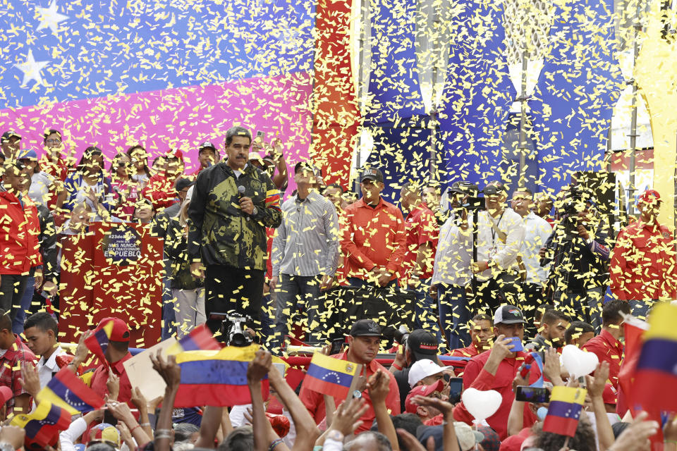 Una lluvia de confeti cubre el escenario durante un discurso del presidente de Venezuela, Nicolás Maduro, con motivo del aniversario del golpe de Estado de 1958 que derrocó al dictador Marcos Perez Jimenez, en Caracas, Venezuela, el 23 de enero de 2024. (AP Foto/Jesus Vargas)