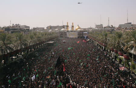 Iraqi Shi'ite pilgrims run between the Imam Hussein and Imam Abbas shrines as part of a ritual of the Ashura ceremony in Karbala, Iraq September 20, 2018. REUTERS/Abdullah Dhiaa Al-Deen