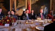 Chinese President Xi Jinping and U.S. President Donald Trump attend a dinner accompanied by first ladies Peng Liyuan (2nd-L) and Melania Trump (R) at Trump's Mar-a-Lago estate in West Palm Beach, Florida, U.S., April 6, 2017. REUTERS/Carlos Barria