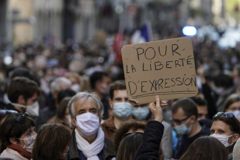 法國歷史教師帕蒂被疑似伊斯蘭極端分子當街砍殺斬首，案發後巴黎、里昂等城市數萬民眾上街示威，呼籲言論自由。（AP）
