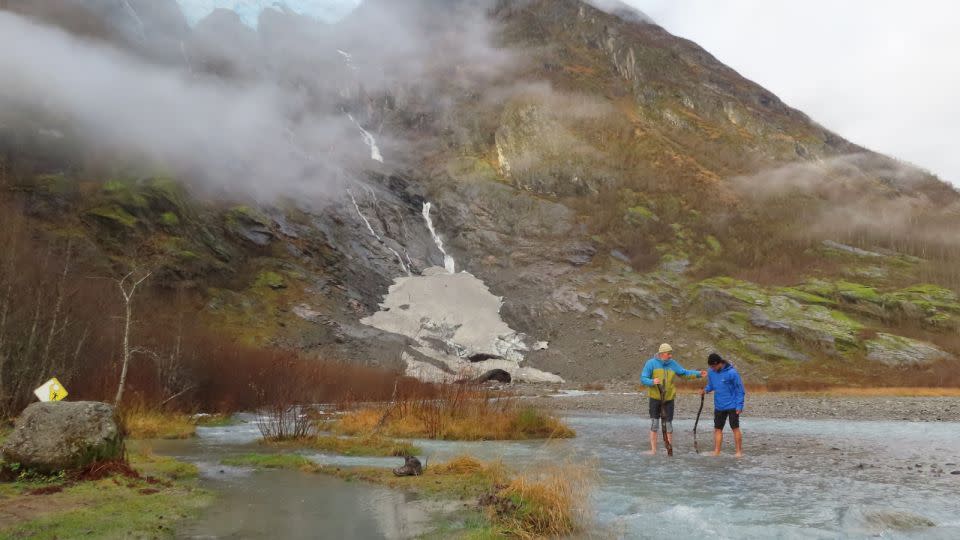 Students at United World Red Cross Nordic witness firsthand the damage to threatened glacial marine environment in Flekke, Norway, for Call to Earth Day 2022. - United World Red Cross Nordic