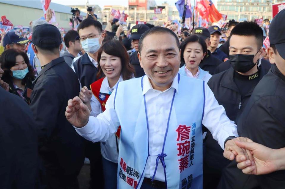 國民黨總統參選人侯友宜與嘉義縣海區立委參選人詹琬蓁聯合競選總部9日成立，侯友宜回家鄉開講，大進場受到鄉親熱情歡迎。（呂妍庭攝）