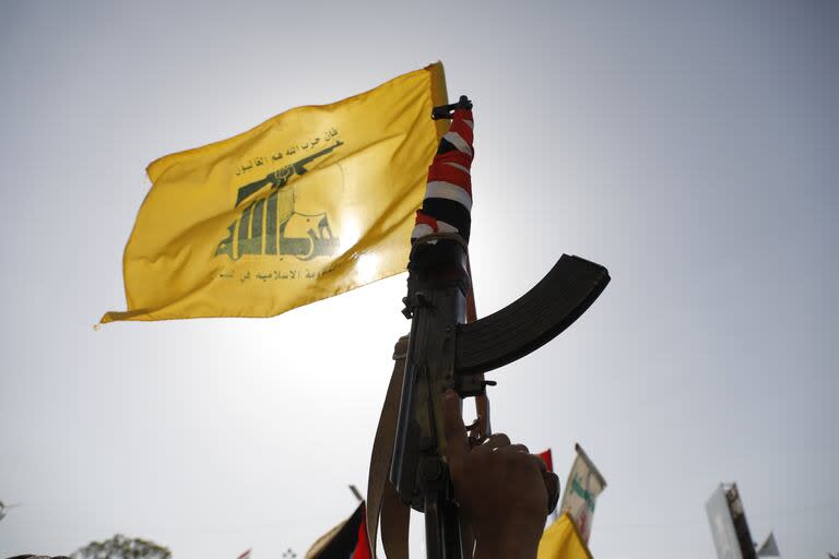 Un partidario hutí iza una bandera de Hezbolá durante una manifestación antiisraelí y antiestadounidense. Manifestación en Saná, Yemen, el viernes 27 de septiembre de 2024.