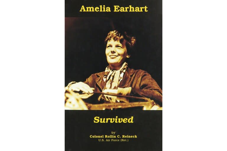 Rollin Reineck publicó un libro con una polémica teoría que llamó Amelia Earhart Survived (Amelia Earhart sobrevivió)