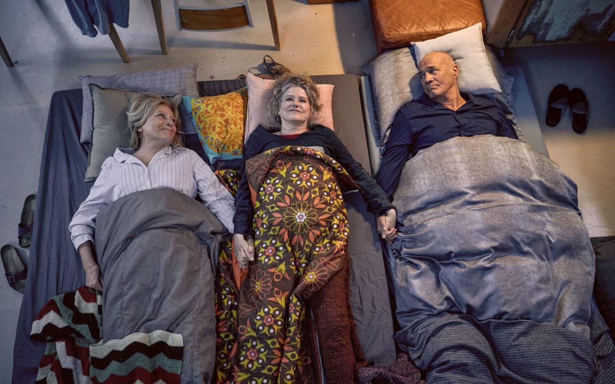 Karin (Maren Kroymann, links), Philippa (Barbara Sukowa) und Gerhard (Heiner Lauterbach) gehen gemeinsam durch dick und dünn. (Bild: Studiocanal/ Claussen+Putz/ Frank Dicks)