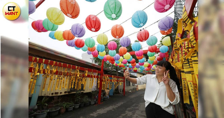 五間厝神社曾是虎尾早期的重要祭典舉辦場所，菓寮店復刻鳥居來紀念歷史，也吸引遊客造訪。（圖／于魯光攝）