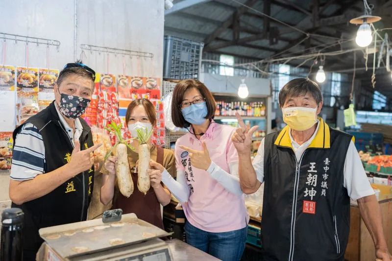 ▲前市議員王朝坤公開發聲唯一支持國民黨提名的新人邱愛珊，並陪同她掃街拜票。（圖／邱愛珊競總提供）