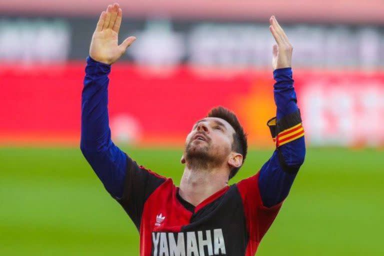 Lionel Messi, con la camiseta de Newell's en su sentido homenaje a Diego Maradona; ¿jugará alguna vez en La Lepra?