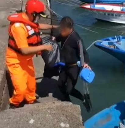 三名遊客搭充氣艇，卻因為充氣艇破洞被困在礁石上。（圖／東森新聞）