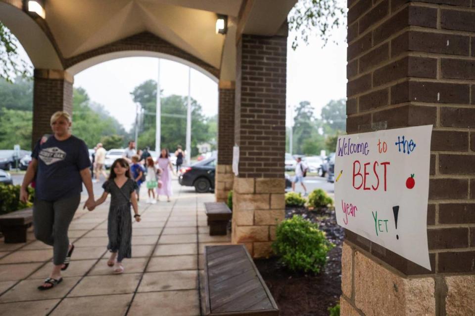 Students arrive for the first day of school at Waxhaw Elementary School on Monday, August 28, 2023. Melissa Melvin-Rodriguez/mrodriguez@charlotteobserver.com