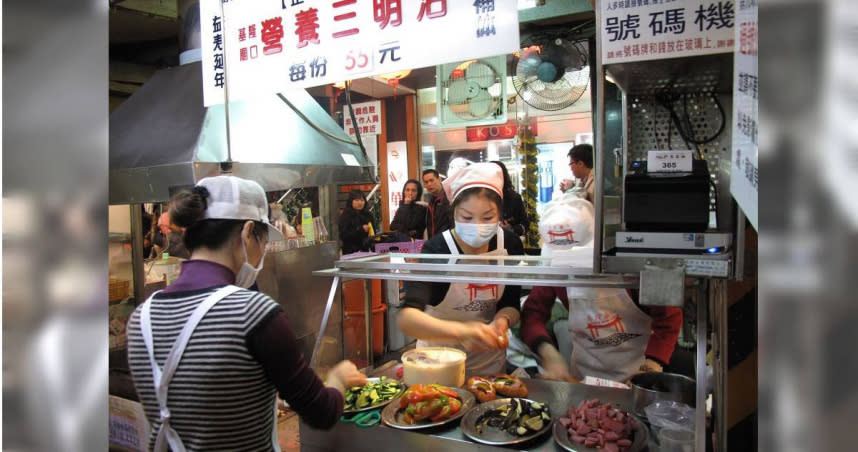 基隆廟口知名美食「營養三明治」，是許多造訪基隆大啖美食的遊客，一項不會錯過的經典美味。（圖／報系資料照片）