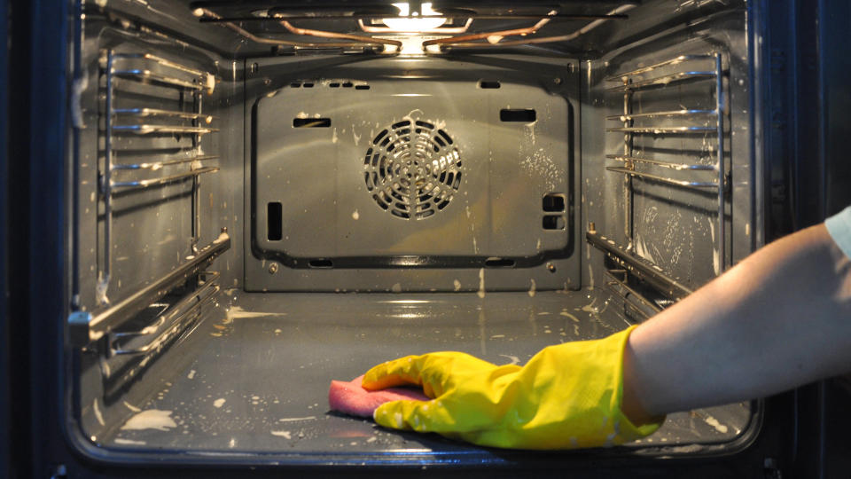 Cleaning oven