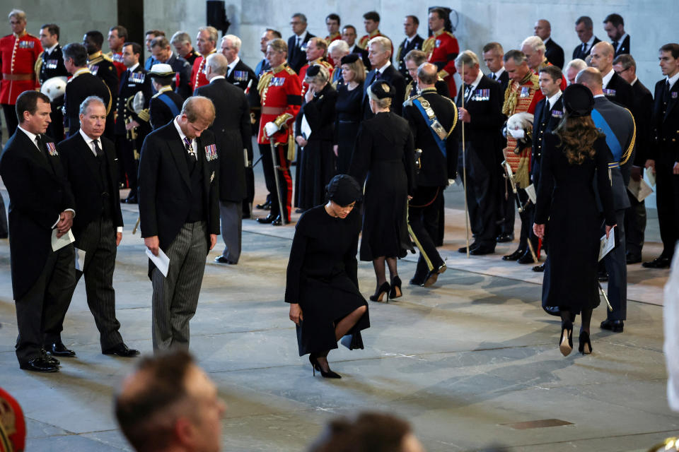 Meghan Markle hizo una reverencia ante el ataúd de la reina. (Photo by Alkis Konstantinidis-WPA Pool/Getty Images)